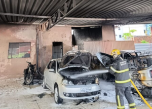 Incêndio destrói carros e motocicletas em loja de veículos em Parnamirim